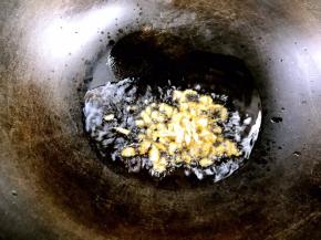 锅烧热油，爆香蒜碎