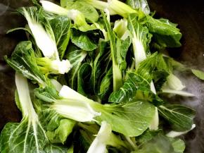 放入白菜，大火翻炒均匀