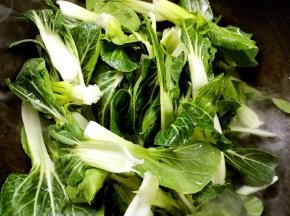 放入白菜，大火翻炒均匀