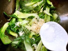 盐，大火翻炒均匀入味，即可