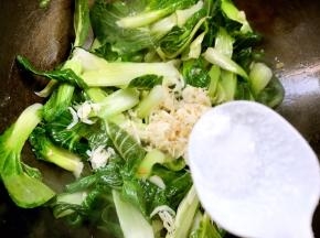 盐，大火翻炒均匀入味，即可