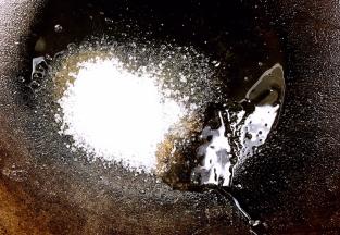 倒出锅中热油，锅留底油，放入白糖、香醋，小火将糖炒至融化成糖浆