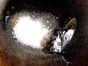 倒出锅中热油，锅留底油，放入白糖、香醋，小火将糖炒至融化成糖浆