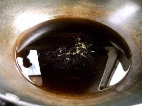 锅烧油至六成热