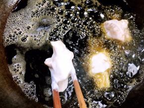 放入油锅，中火炸至金黄色