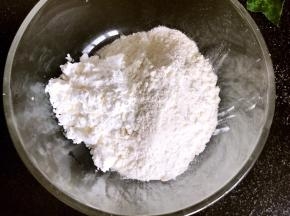 将面粉和淀粉放入碗内