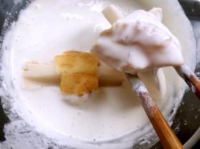 将油条莲藕放入面糊中，裹匀面糊