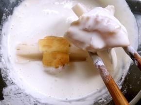 将油条莲藕放入面糊中，裹匀面糊