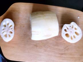 将莲藕刷洗干净，留皮，切去两头，中间留一手指长