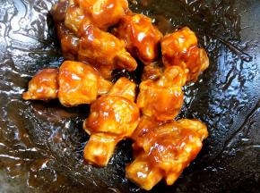 拌匀，使其每根排骨均匀裹上糖汁，即可