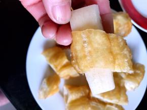 油条切成莲藕的三分之一长的段，将莲藕条穿过油条，如图