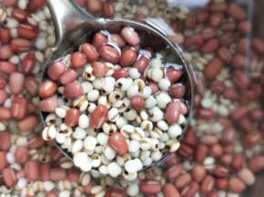 洗净，用清水浸泡一夜。