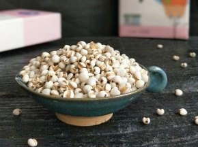 取200克薏米。