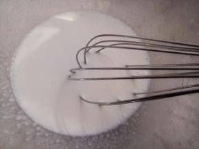 牛奶和玉米油搅拌至乳化。