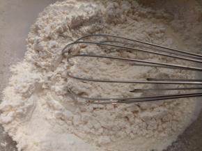 筛入低筋面粉Z字形搅拌均匀。