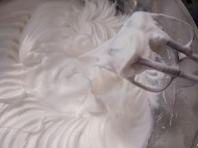 蛋白加几滴白醋，分三次加入细砂打发至尖角。