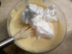 取三分之一蛋白糊加入蛋黄糊里，翻拌均匀后再倒入剩下的三分之二蛋白糊里翻拌均匀。