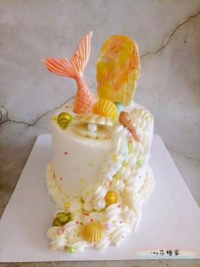 摆上装饰(贝壳和人鱼尾巴都是白巧克力化好放入硅胶模具里凉了脱模就可以了，特别简单。脱模后抹点色素和食用金粉装饰一下)，撒上几个糖珠就OK了。