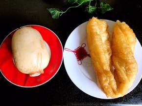 备好莲藕、油条