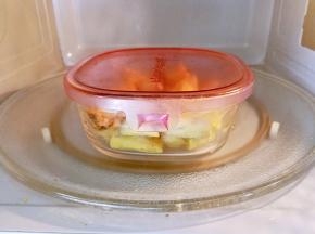 红薯洗干净去皮，放进微波炉高火打五分钟左右