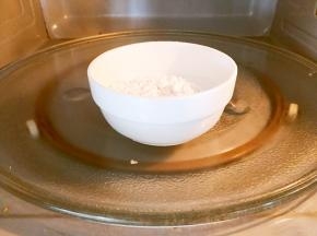 糯米粉放进微波炉打一分钟左右