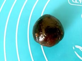 豆沙馅分成10克左右一个