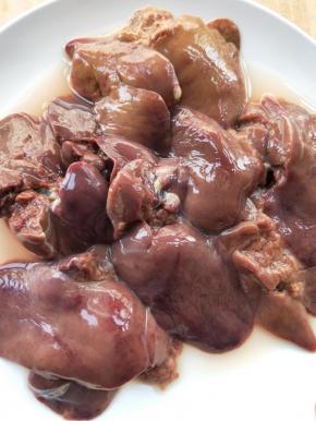 鸡肝买回家洗净，撕去表面的筋膜和油脂，再用清水浸泡半小时。