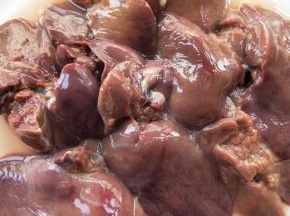 鸡肝买回家洗净，撕去表面的筋膜和油脂，再用清水浸泡半小时。