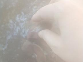 烧开水，加两勺料酒，下鸡肝，煮沸，撇去浮沫。