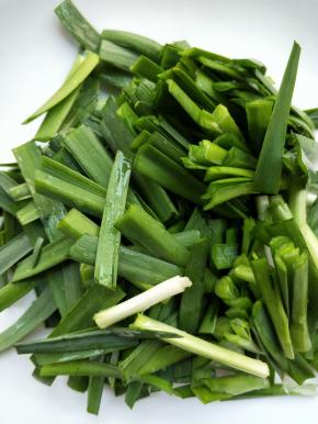 韭菜洗净，切寸断。