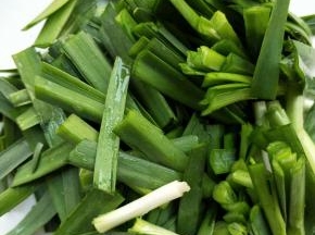 韭菜洗净，切寸断。