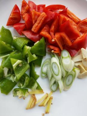 准备葱姜蒜，青椒，红椒。