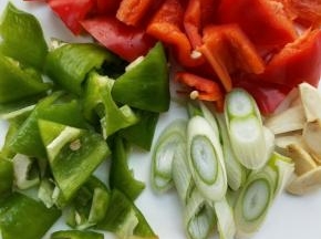 准备葱姜蒜，青椒，红椒。