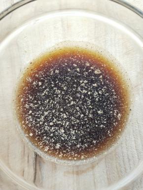 准备调味汁～小碗中加一勺料酒，两勺生抽，少许酱油，适量盐，少许白糖，一勺胡椒粉，搅拌均匀，备用。