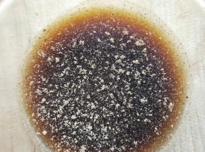 准备调味汁～小碗中加一勺料酒，两勺生抽，少许酱油，适量盐，少许白糖，一勺胡椒粉，搅拌均匀，备用。