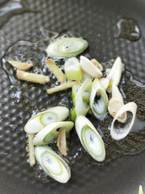 起油锅，放姜葱蒜。