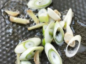 起油锅，放姜葱蒜。