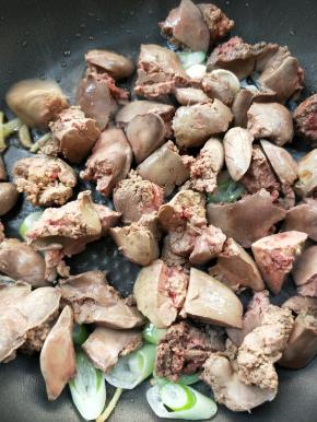 倒入掰好的鸡肝小块翻炒一会。