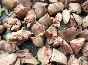 倒入掰好的鸡肝小块翻炒一会。