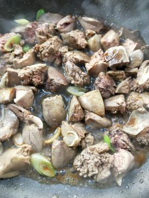 倒入调味汁，翻炒透，让鸡肝吸收调味汁。