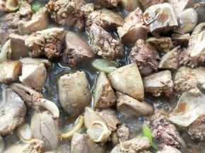 倒入调味汁，翻炒透，让鸡肝吸收调味汁。