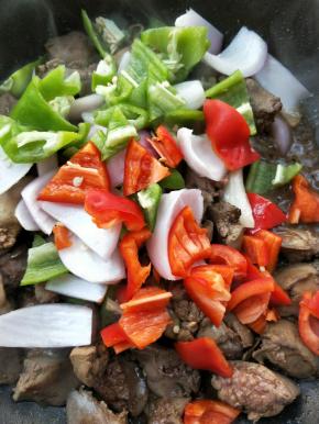 放青椒，红椒翻炒一下。