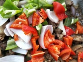 放青椒，红椒翻炒一下。