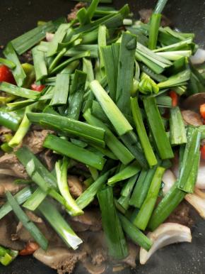 撒韭菜翻炒。
～此时根据个人口味尝尝调味汁是否够味，不够再加调味。