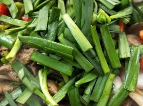 撒韭菜翻炒。
～此时根据个人口味尝尝调味汁是否够味，不够再加调味。