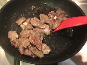 拌炒40秒左右直到没血水