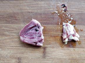 将鸡心对半剖开