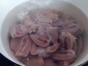 把鸡心放在冷水中，在火上加热到七八十度，焯水十来秒之后捞出。焯水可以进一步出去杂质和腥味。