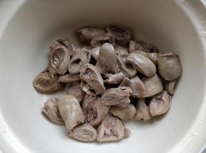 焯好水的鸡心应该是内部稍有粉色，外面是灰白色。注意不要完全焯熟，不然再炒的时候会收缩变硬，就不好吃了。