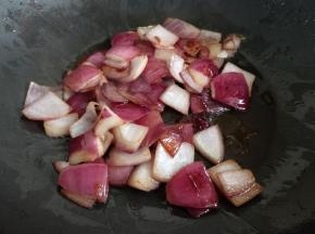 在炒锅中倒入植物油，烧热后倒入洋葱块，中火煸炒到洋葱边缘发黄变软。